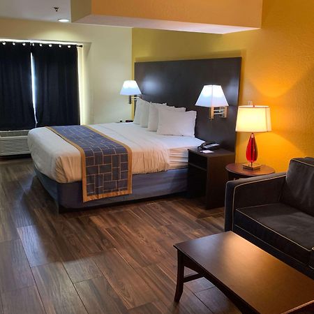 Days Inn & Suites By Wyndham Tampa/Raymond James Stadium Esterno foto