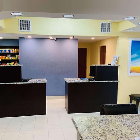 Days Inn & Suites By Wyndham Tampa/Raymond James Stadium Esterno foto