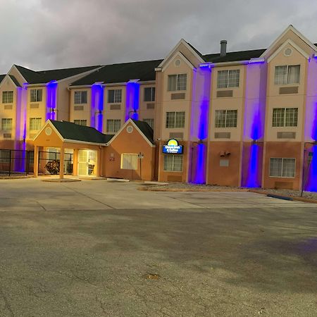 Days Inn & Suites By Wyndham Tampa/Raymond James Stadium Esterno foto
