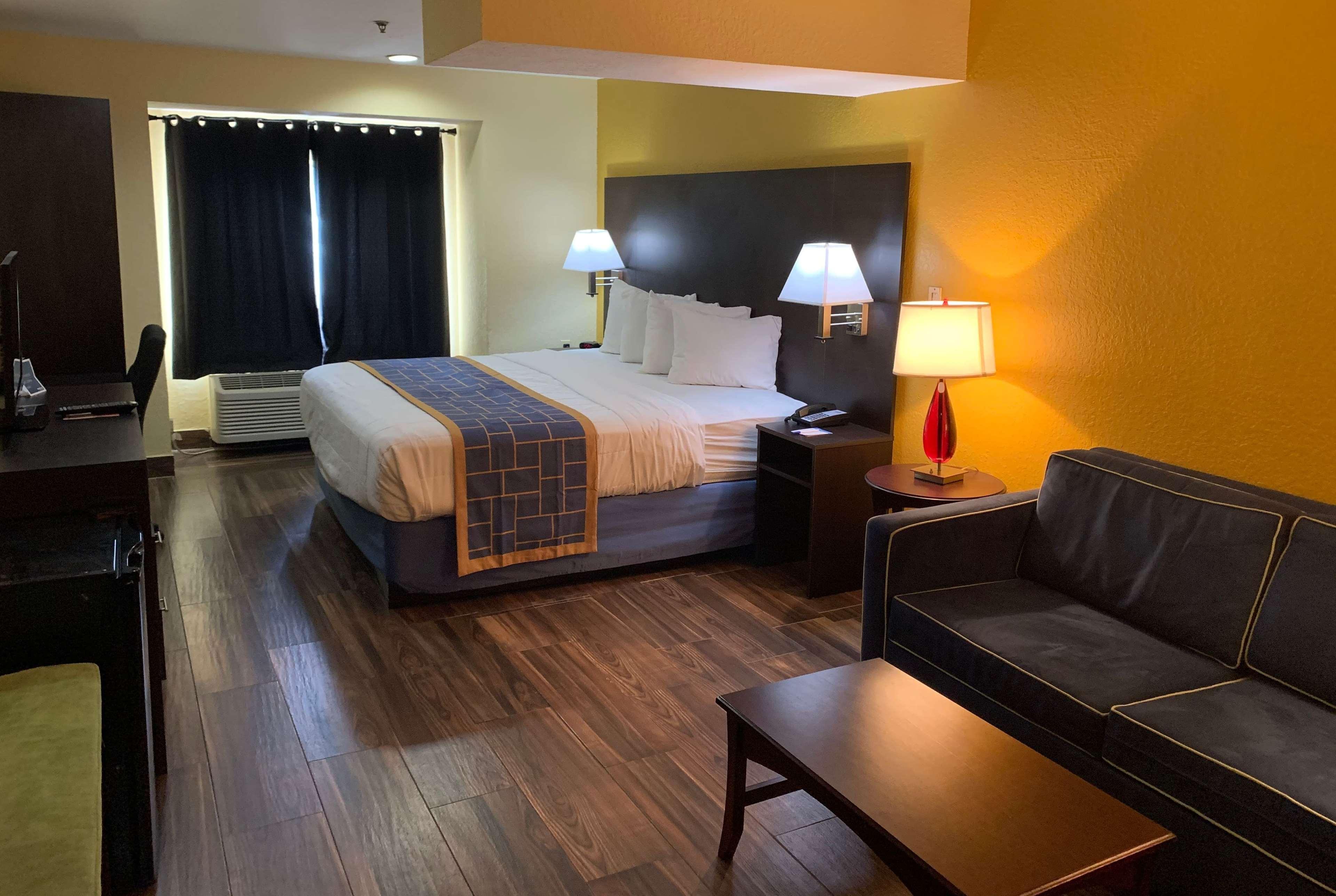 Days Inn & Suites By Wyndham Tampa/Raymond James Stadium Esterno foto