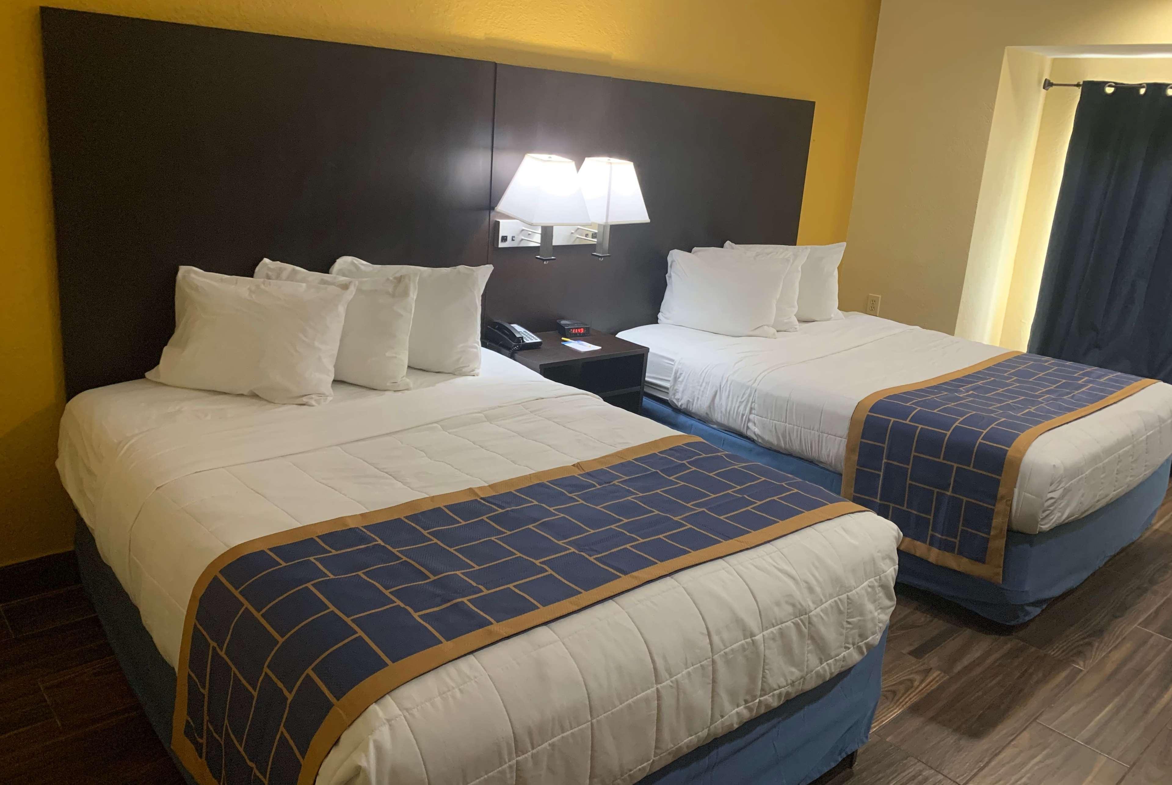 Days Inn & Suites By Wyndham Tampa/Raymond James Stadium Esterno foto