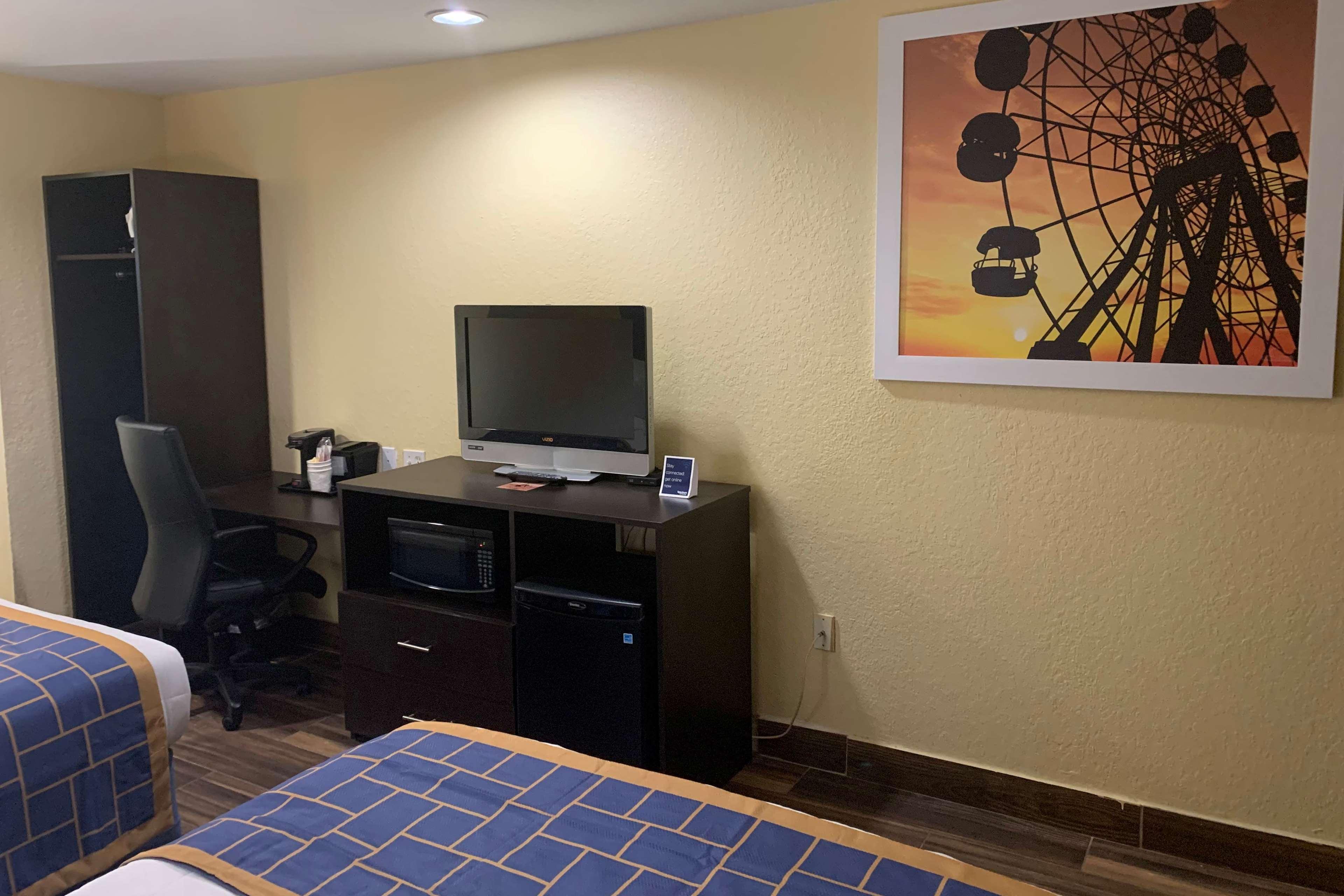 Days Inn & Suites By Wyndham Tampa/Raymond James Stadium Esterno foto