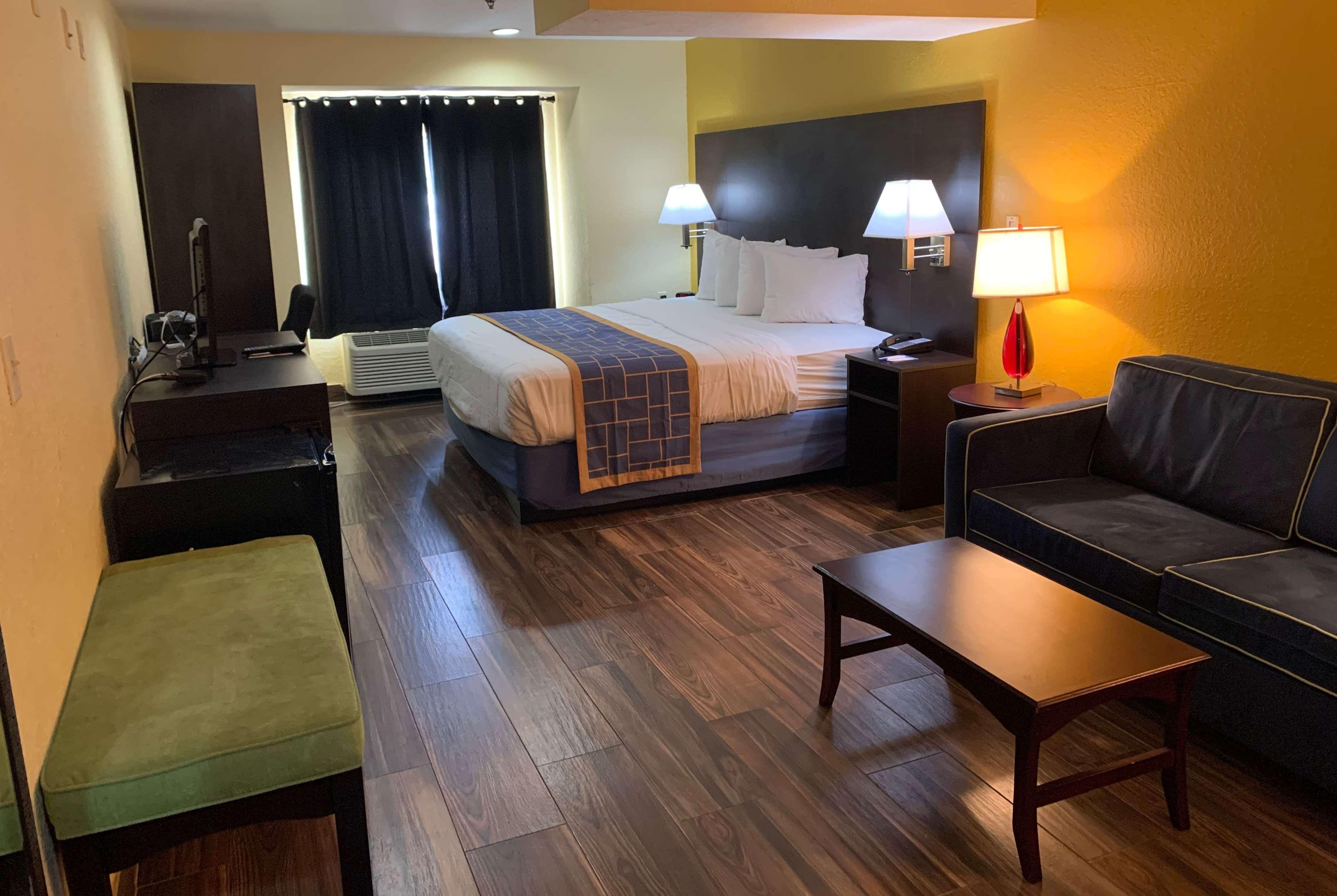 Days Inn & Suites By Wyndham Tampa/Raymond James Stadium Esterno foto