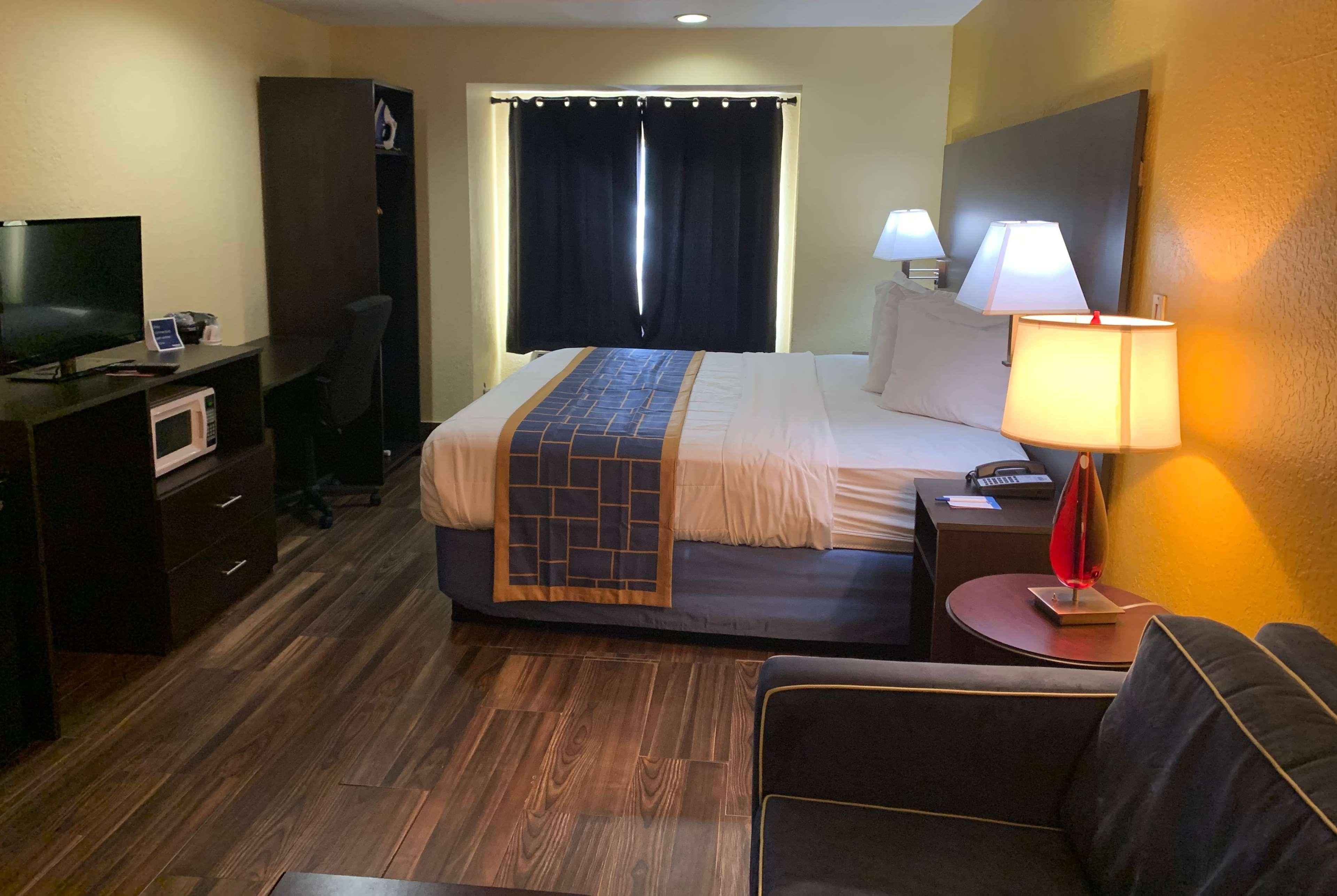Days Inn & Suites By Wyndham Tampa/Raymond James Stadium Esterno foto