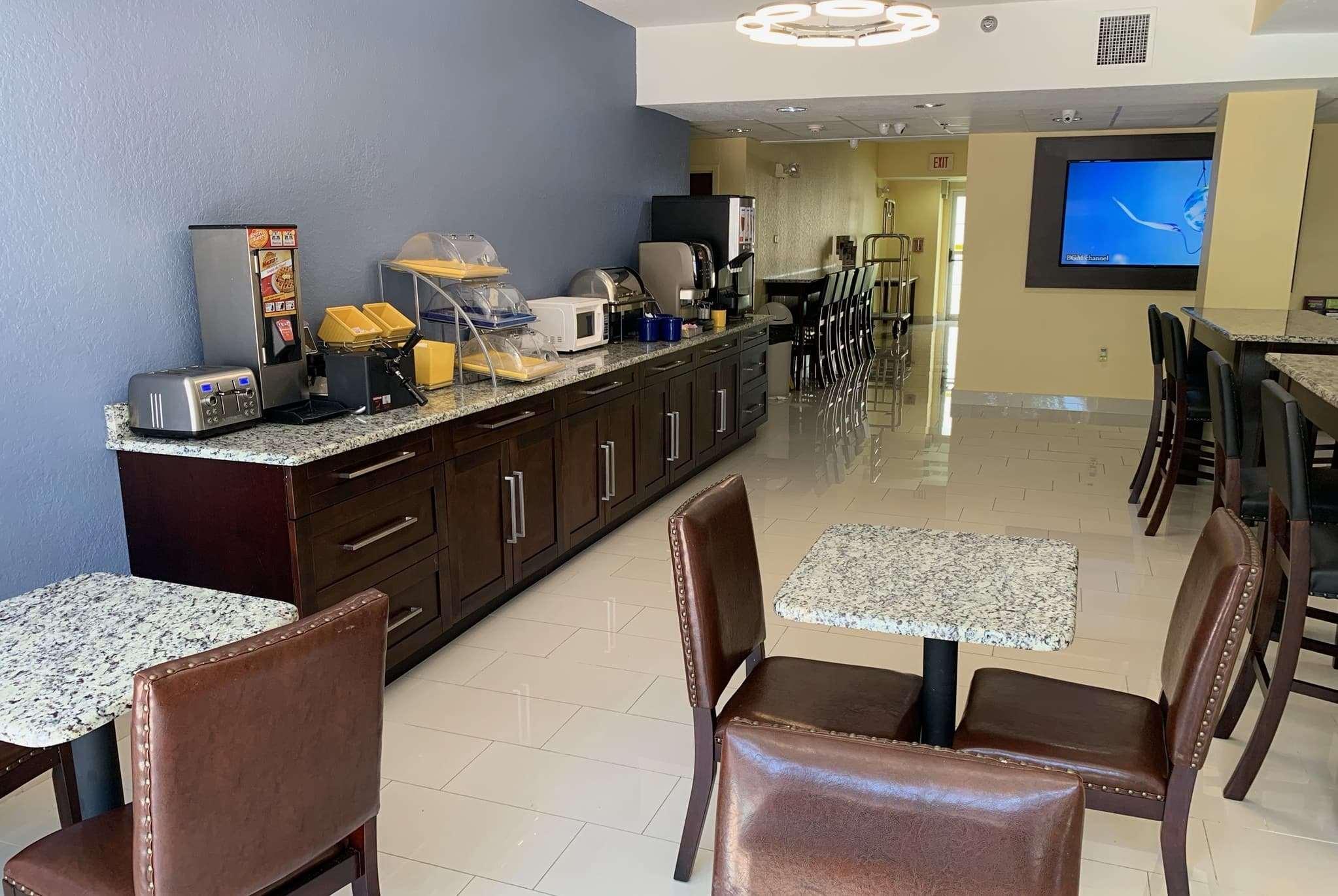 Days Inn & Suites By Wyndham Tampa/Raymond James Stadium Esterno foto