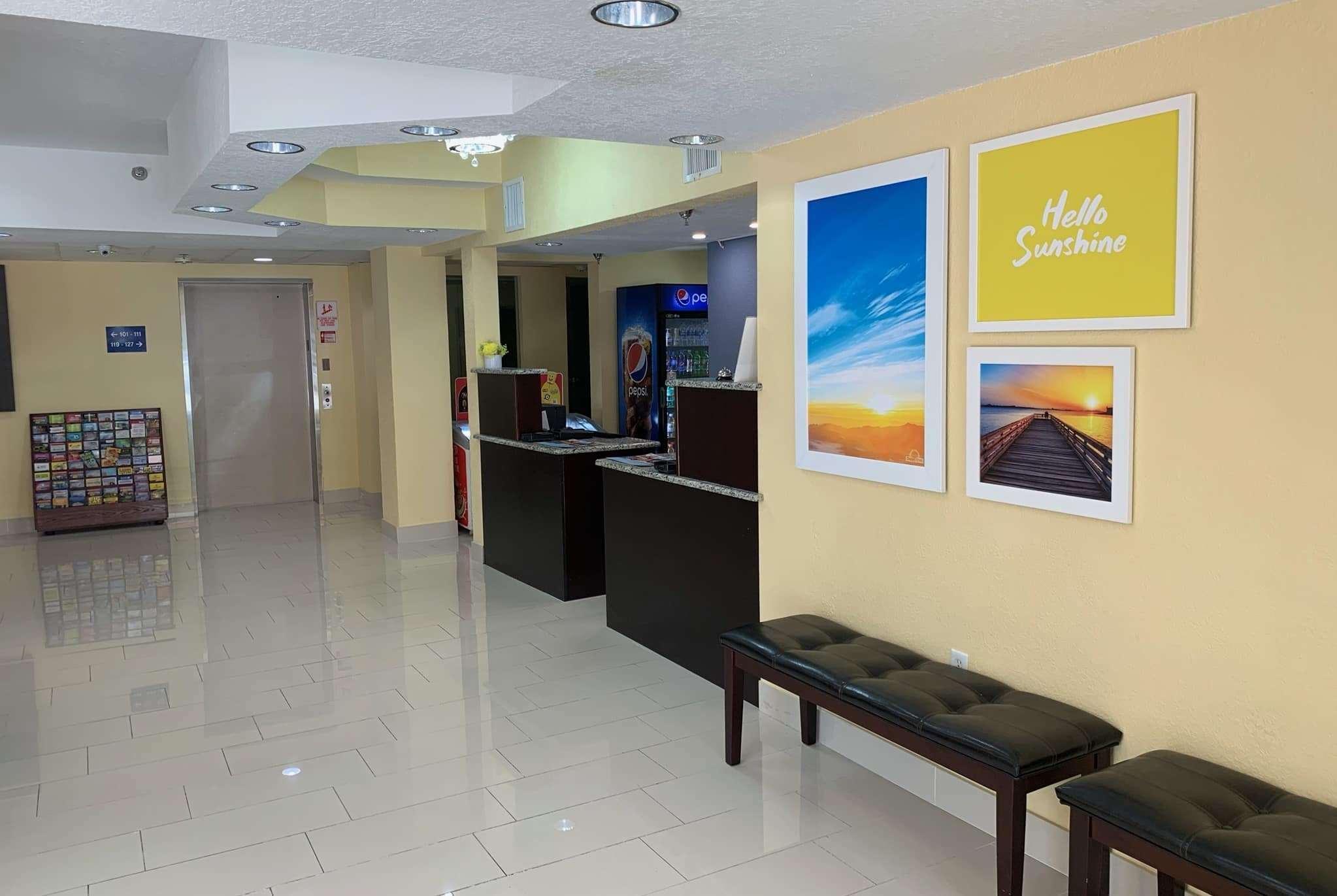 Days Inn & Suites By Wyndham Tampa/Raymond James Stadium Esterno foto