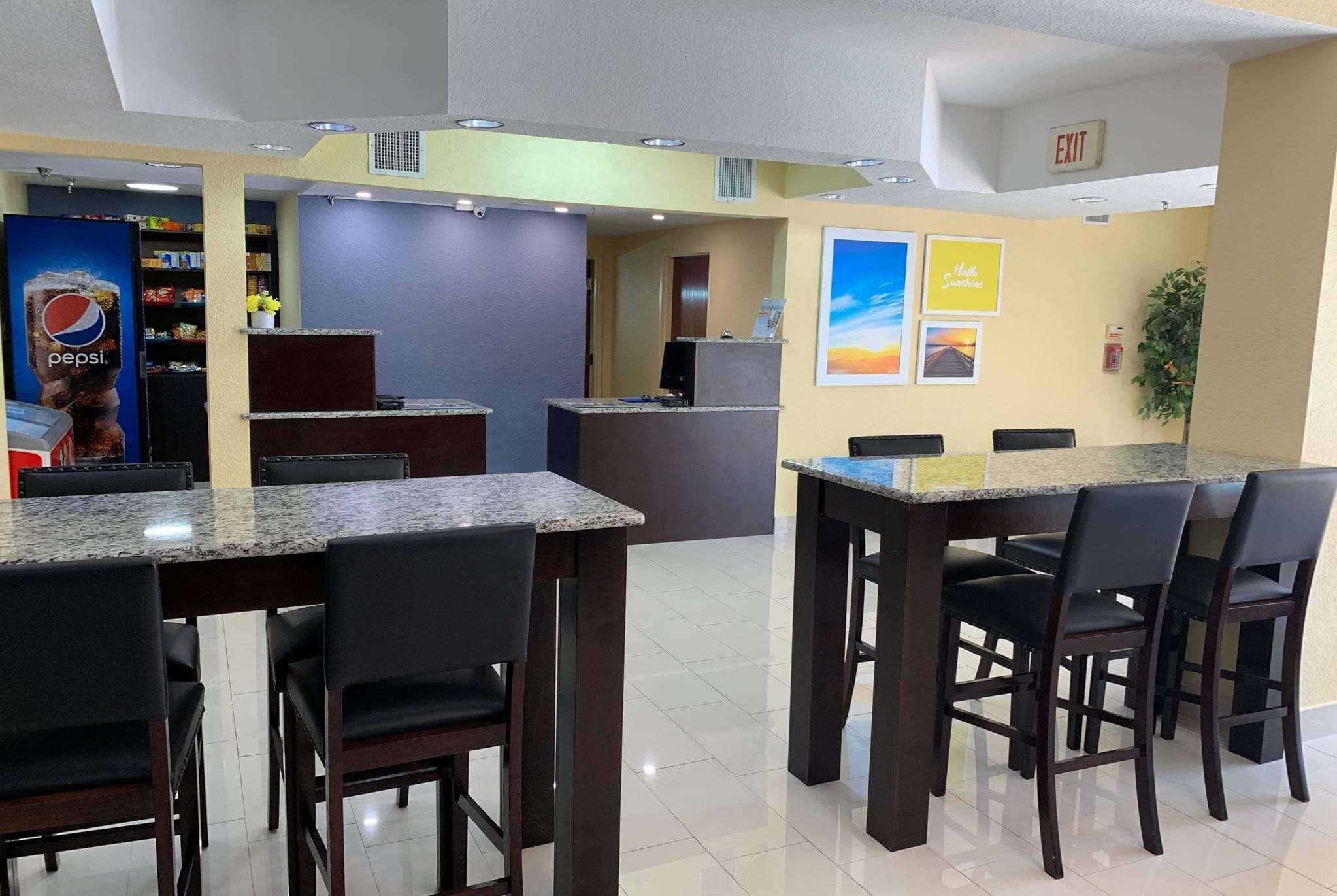 Days Inn & Suites By Wyndham Tampa/Raymond James Stadium Esterno foto