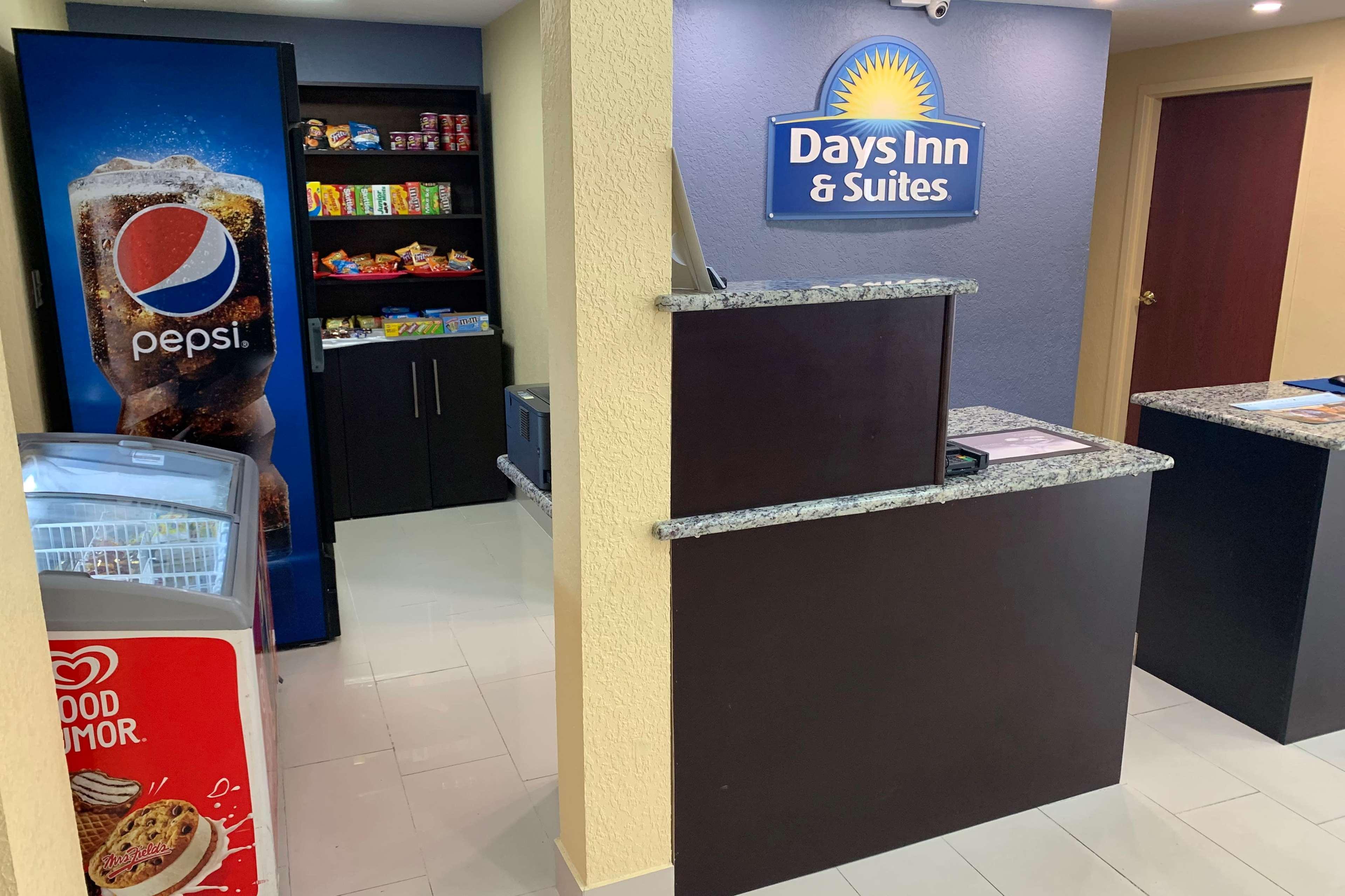 Days Inn & Suites By Wyndham Tampa/Raymond James Stadium Esterno foto