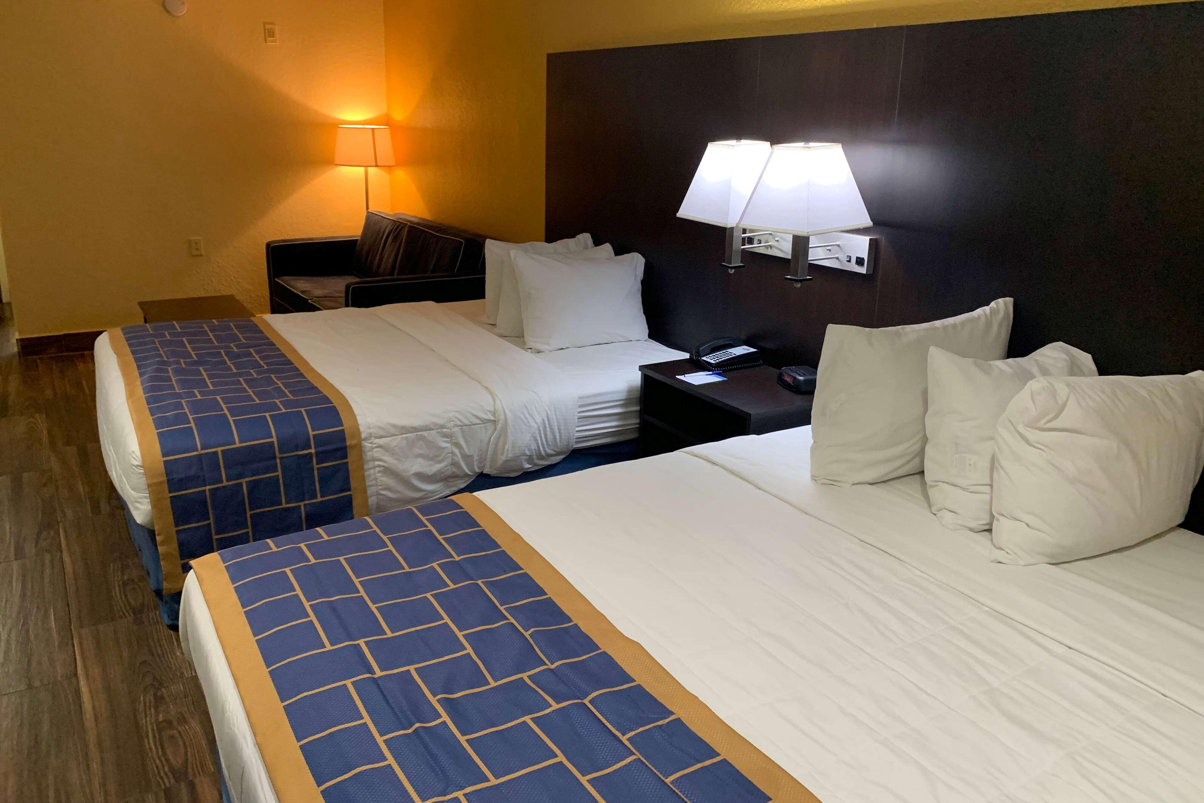 Days Inn & Suites By Wyndham Tampa/Raymond James Stadium Esterno foto