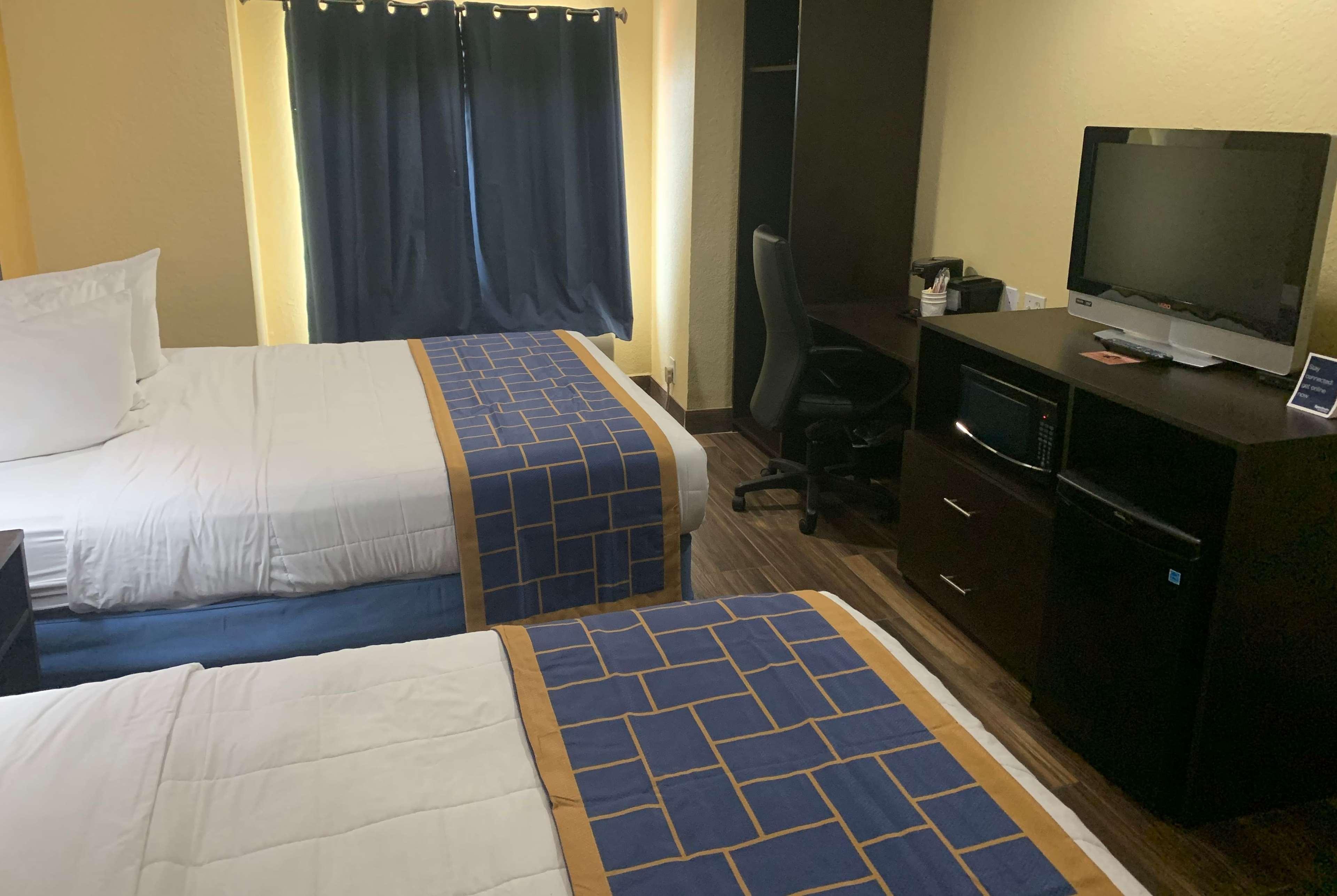 Days Inn & Suites By Wyndham Tampa/Raymond James Stadium Esterno foto