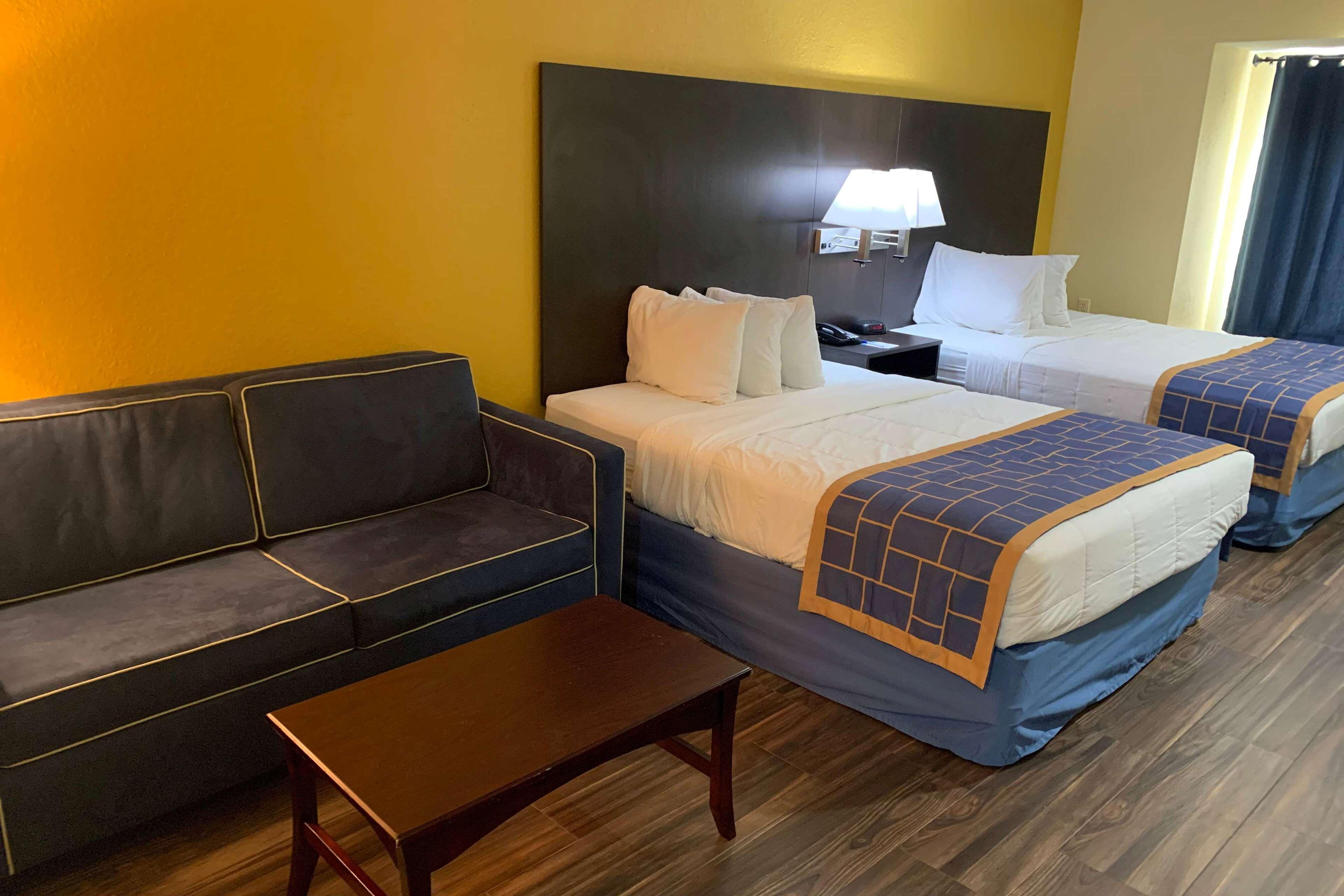 Days Inn & Suites By Wyndham Tampa/Raymond James Stadium Esterno foto