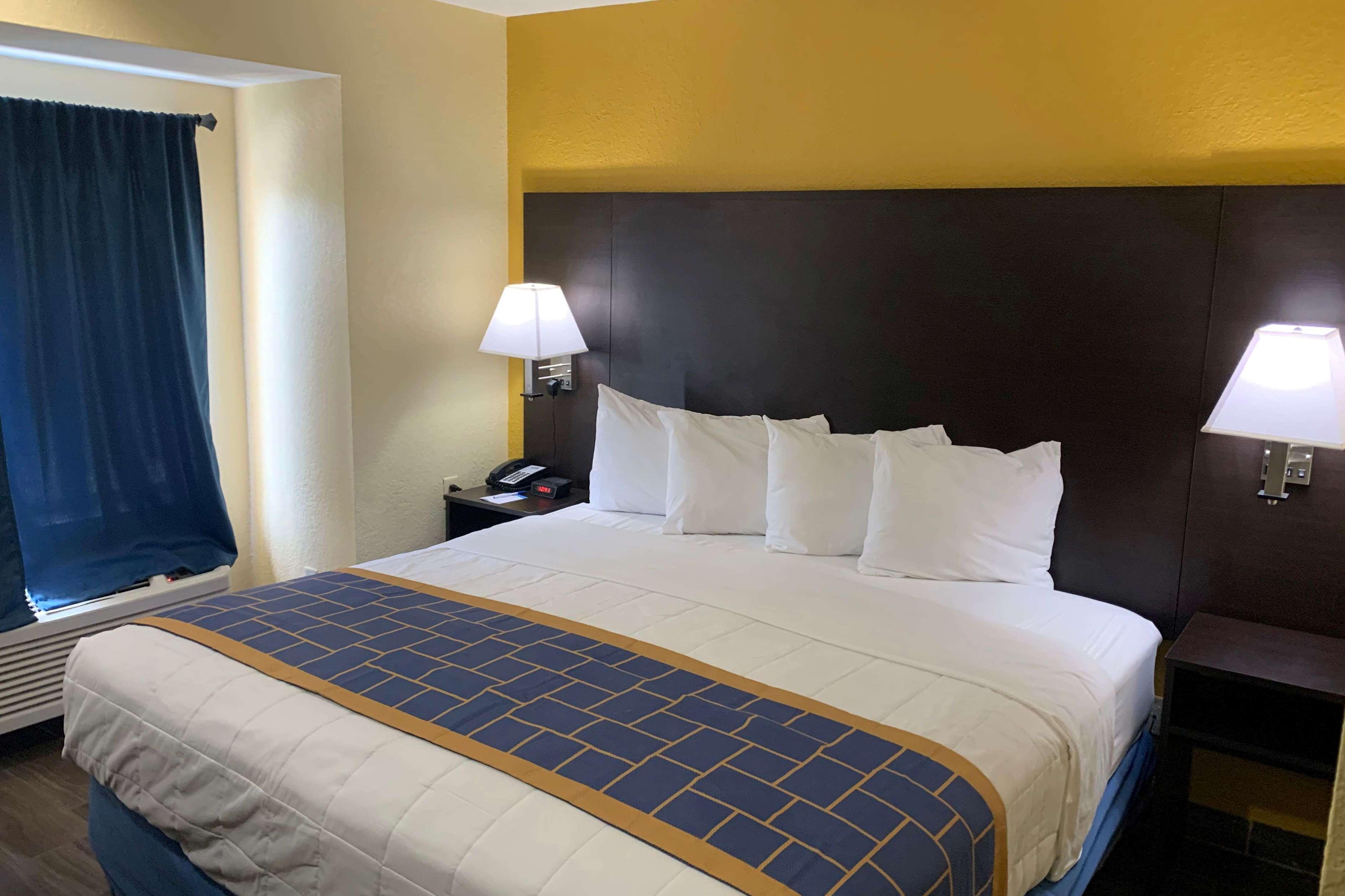 Days Inn & Suites By Wyndham Tampa/Raymond James Stadium Esterno foto