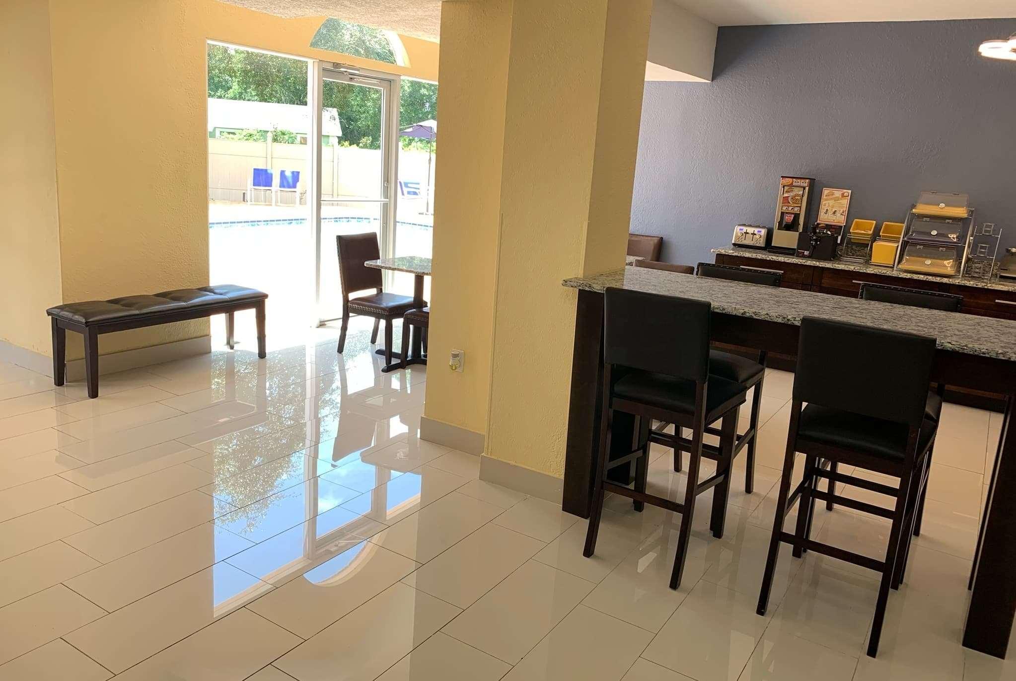Days Inn & Suites By Wyndham Tampa/Raymond James Stadium Esterno foto