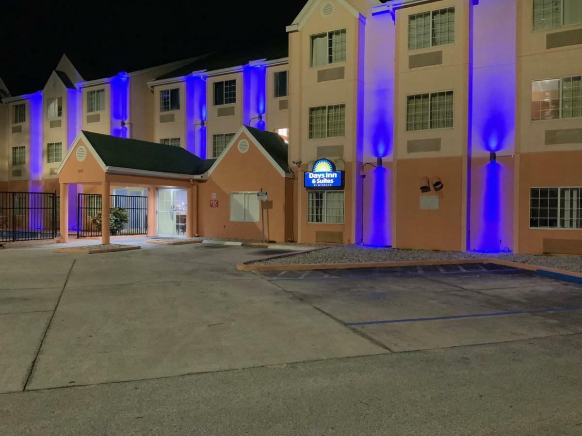 Days Inn & Suites By Wyndham Tampa/Raymond James Stadium Esterno foto