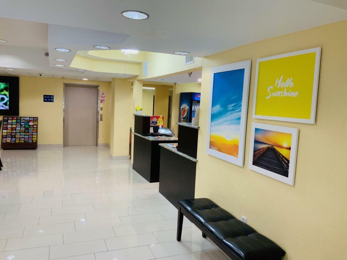 Days Inn & Suites By Wyndham Tampa/Raymond James Stadium Esterno foto