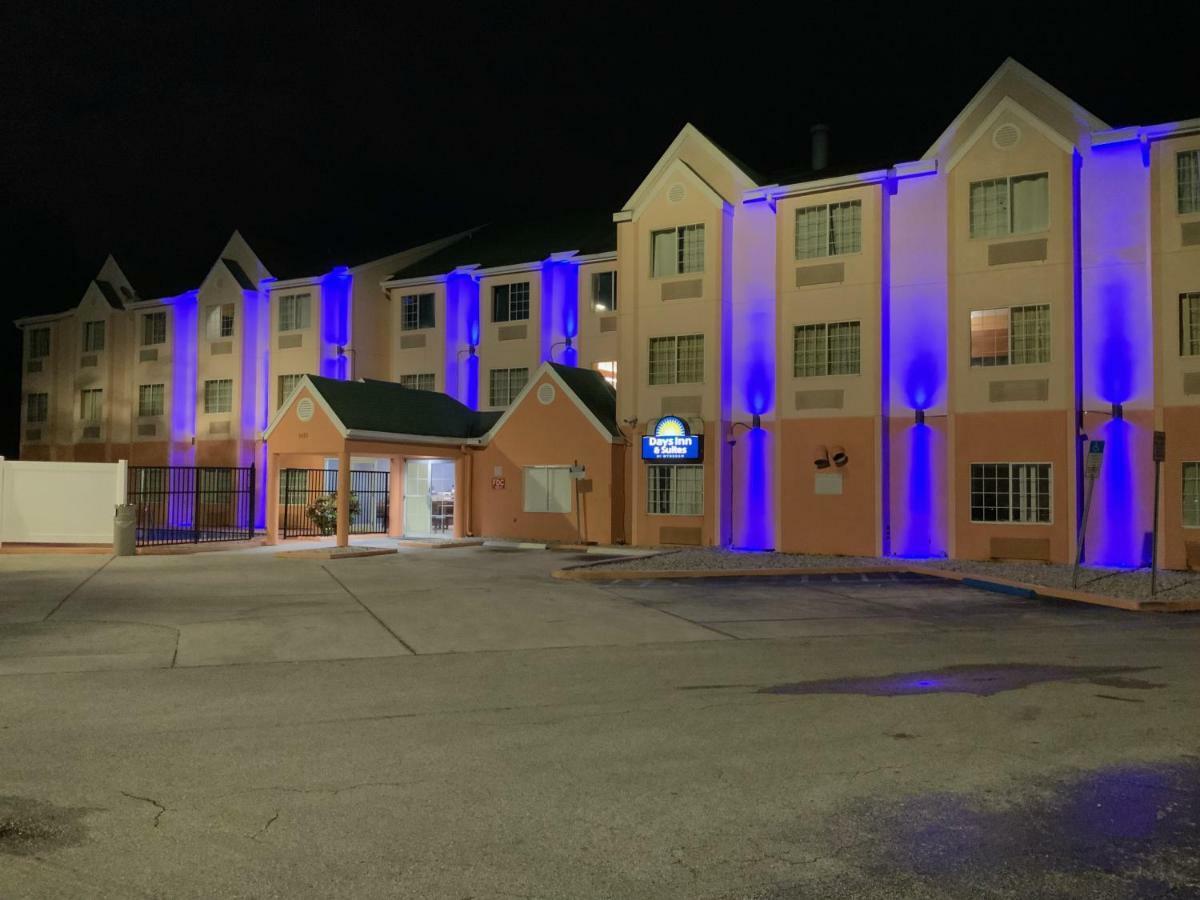 Days Inn & Suites By Wyndham Tampa/Raymond James Stadium Esterno foto