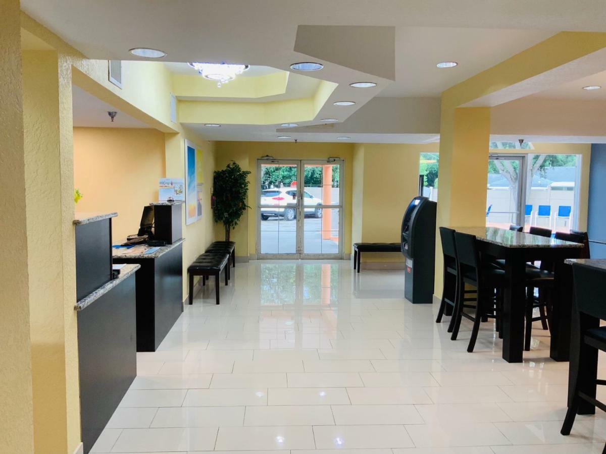 Days Inn & Suites By Wyndham Tampa/Raymond James Stadium Esterno foto