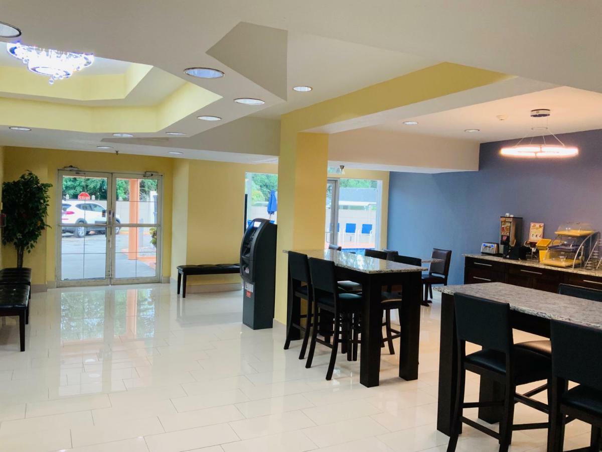 Days Inn & Suites By Wyndham Tampa/Raymond James Stadium Esterno foto