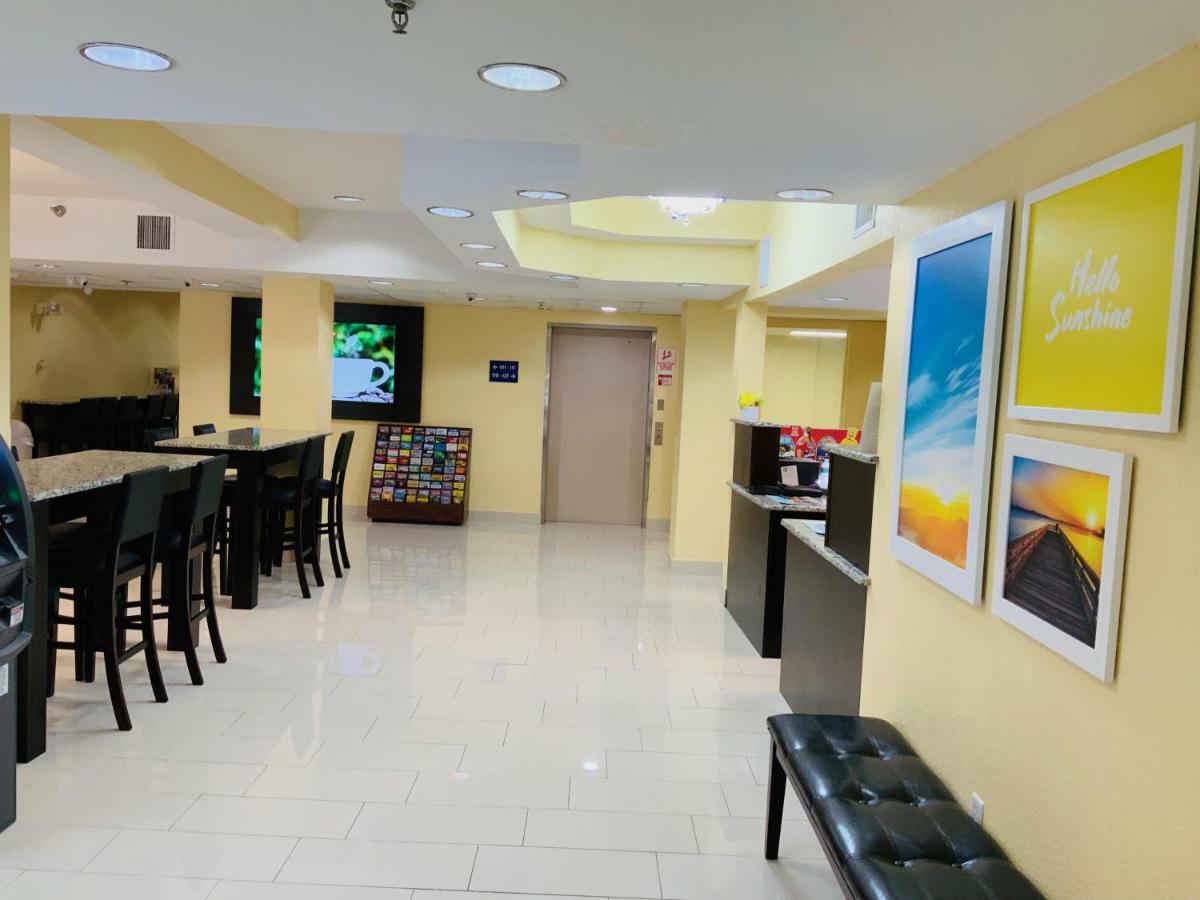 Days Inn & Suites By Wyndham Tampa/Raymond James Stadium Esterno foto