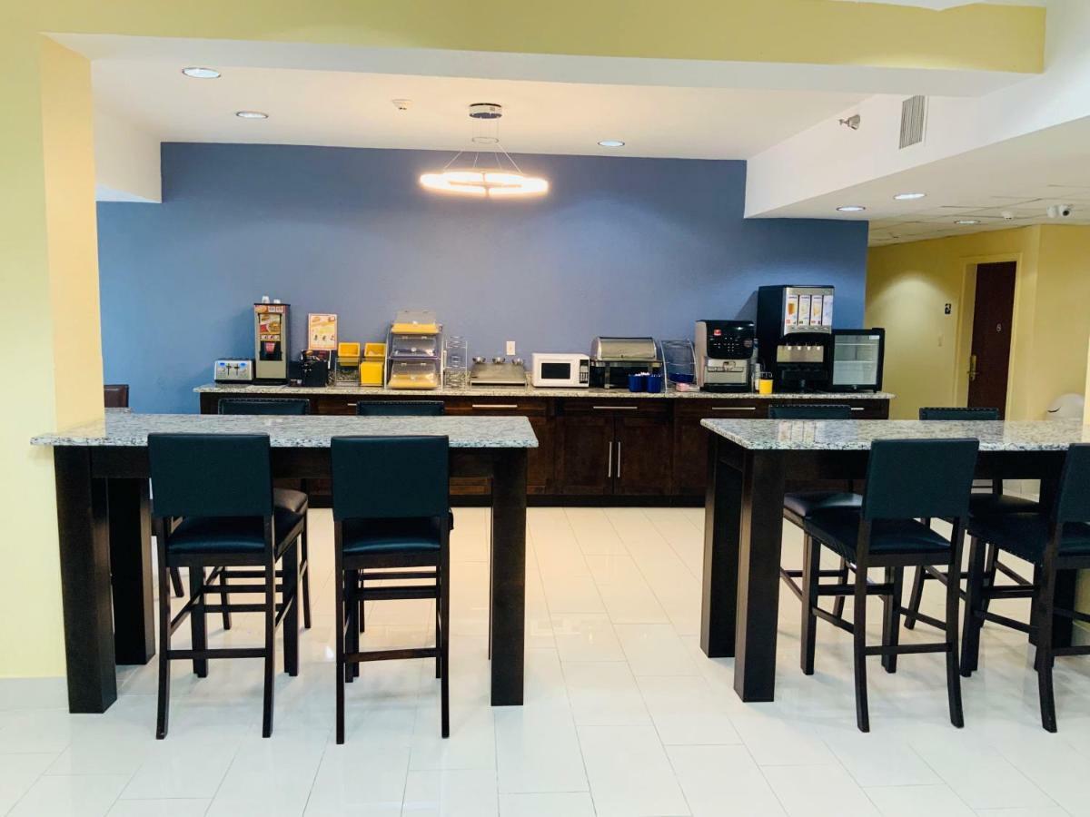 Days Inn & Suites By Wyndham Tampa/Raymond James Stadium Esterno foto
