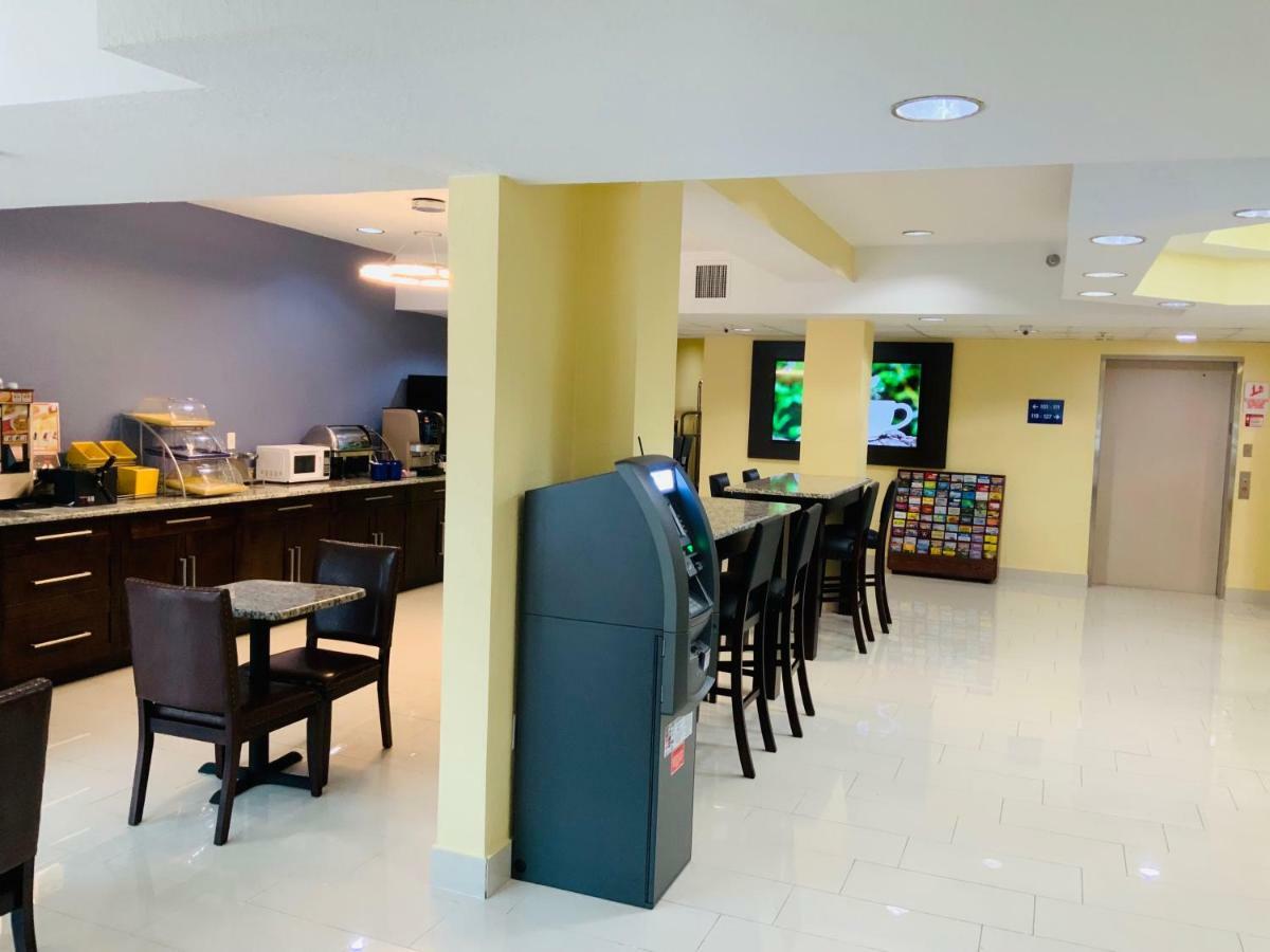 Days Inn & Suites By Wyndham Tampa/Raymond James Stadium Esterno foto