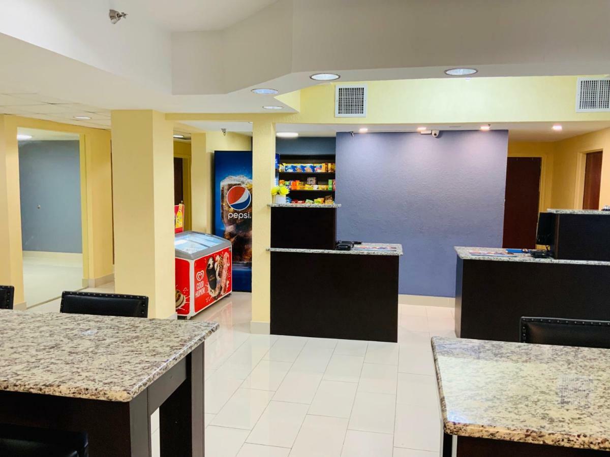 Days Inn & Suites By Wyndham Tampa/Raymond James Stadium Esterno foto