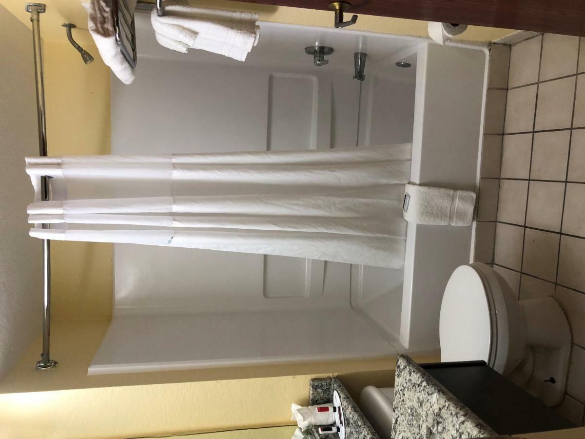 Days Inn & Suites By Wyndham Tampa/Raymond James Stadium Esterno foto