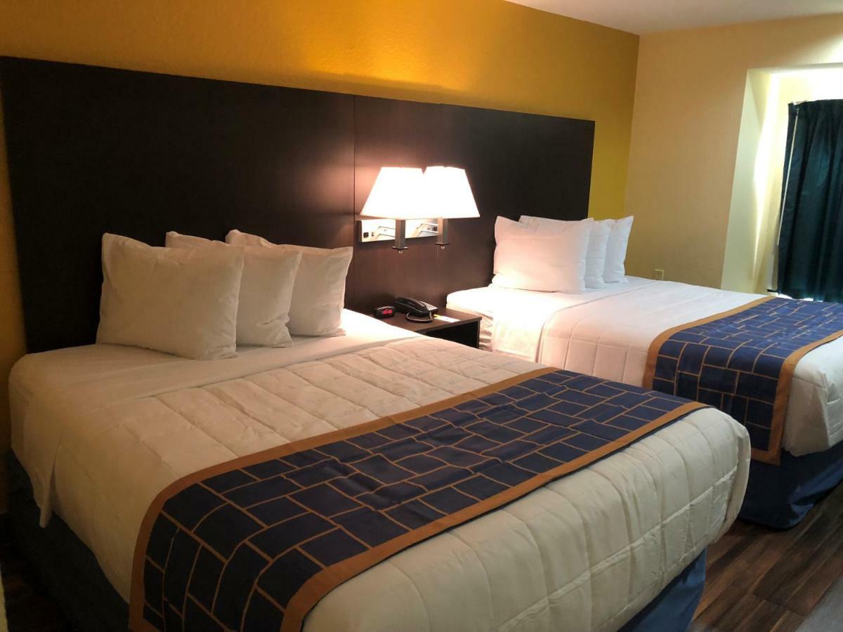 Days Inn & Suites By Wyndham Tampa/Raymond James Stadium Esterno foto