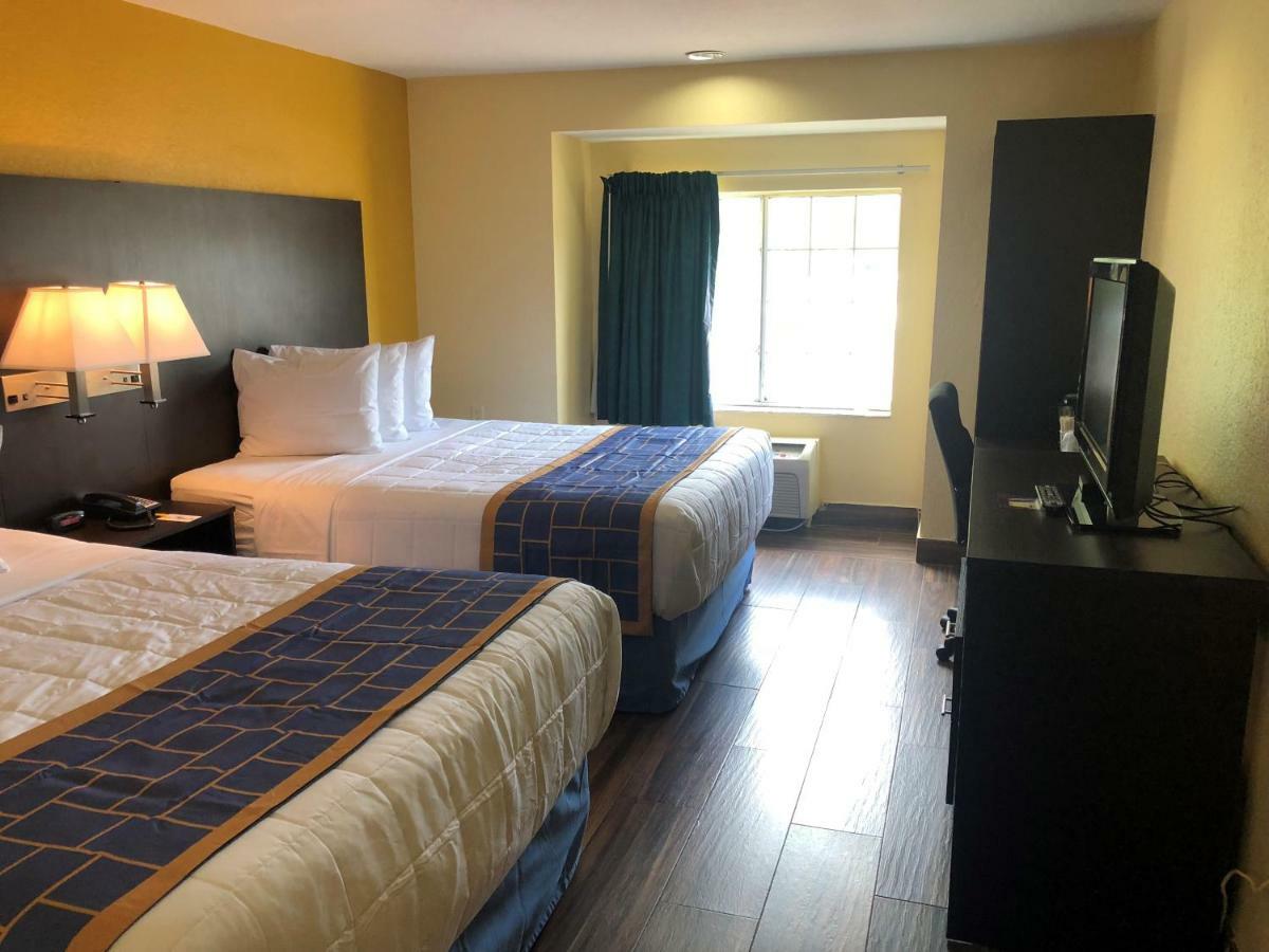Days Inn & Suites By Wyndham Tampa/Raymond James Stadium Esterno foto