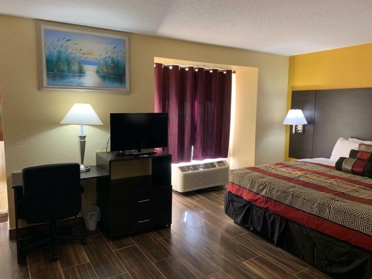 Days Inn & Suites By Wyndham Tampa/Raymond James Stadium Esterno foto