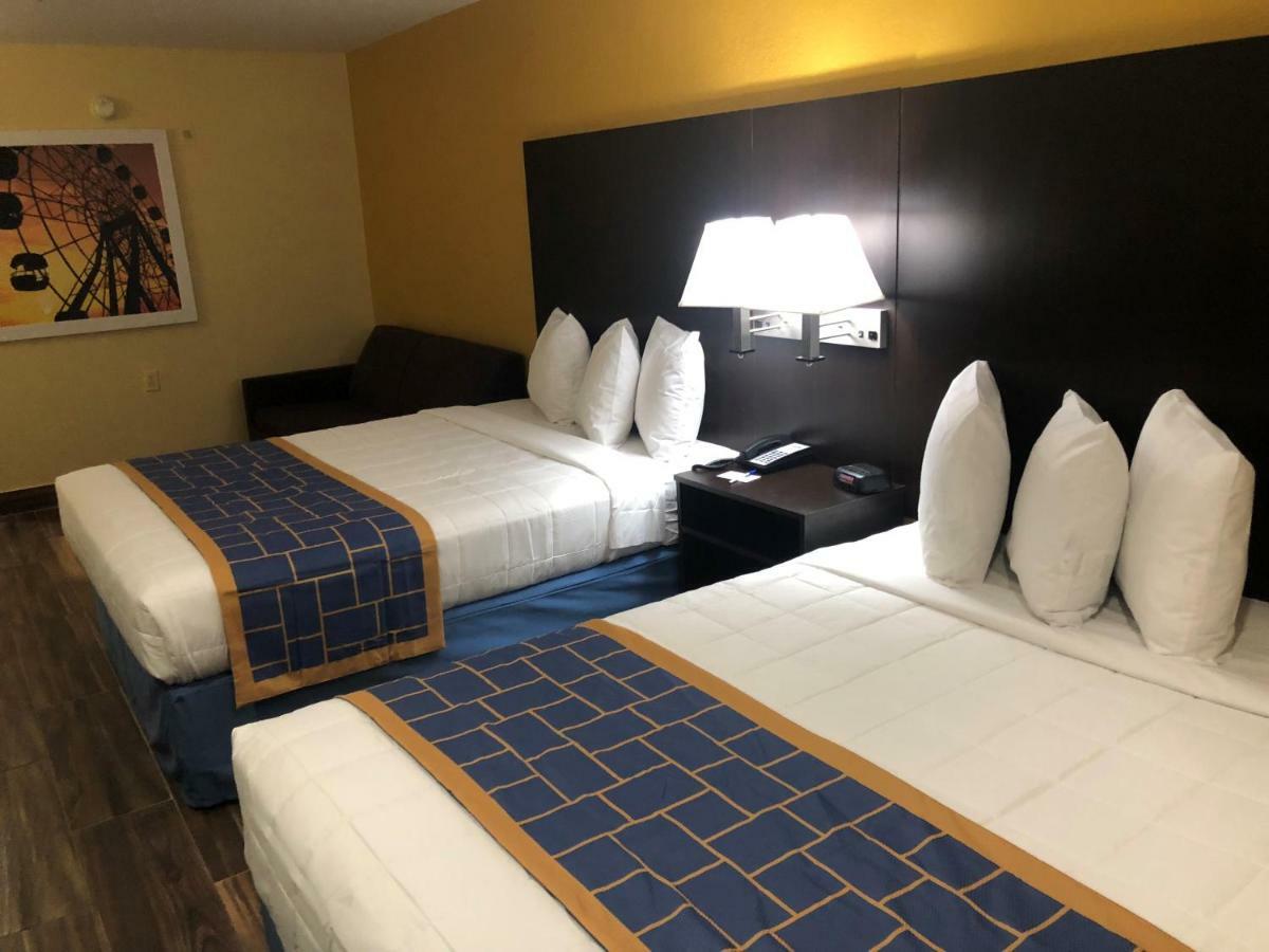 Days Inn & Suites By Wyndham Tampa/Raymond James Stadium Esterno foto