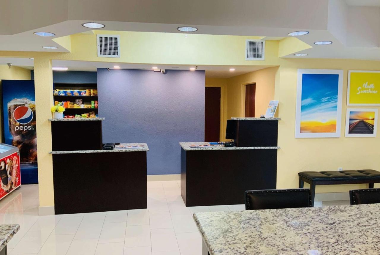 Days Inn & Suites By Wyndham Tampa/Raymond James Stadium Esterno foto